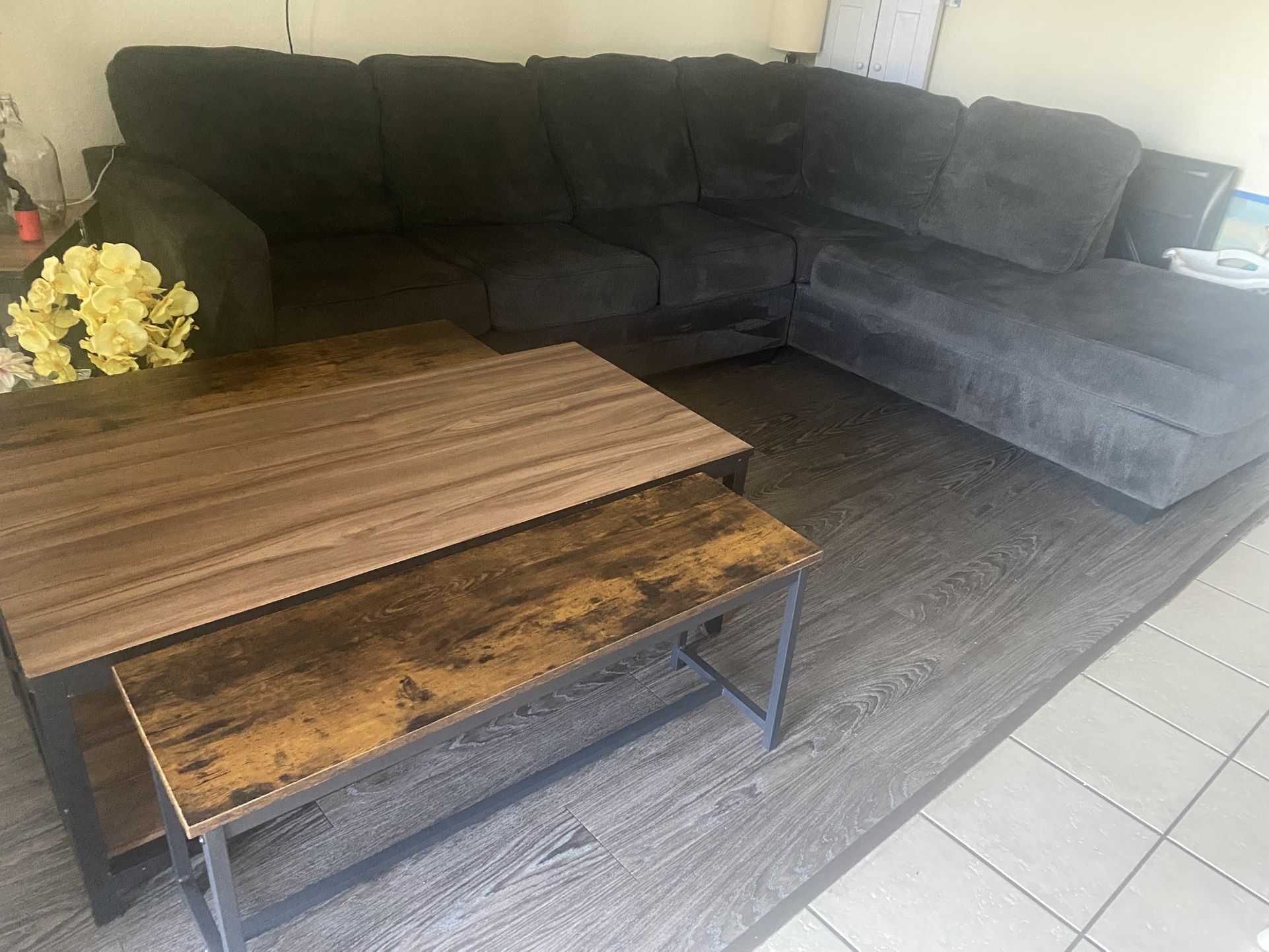 The Faucet Of Couch And Five Sets Of Table For Living Room