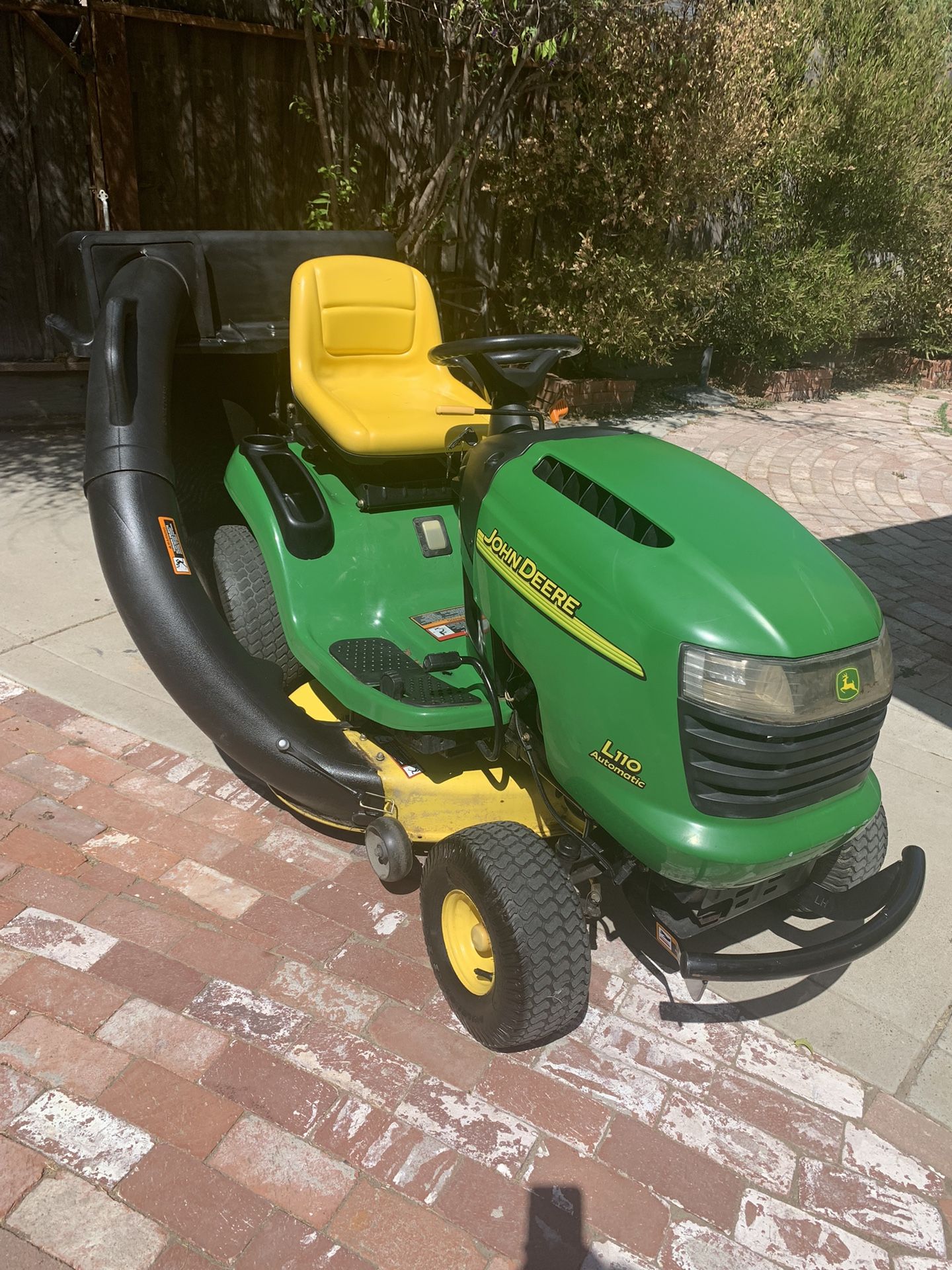 John Deere Riding Mower ( L110 )