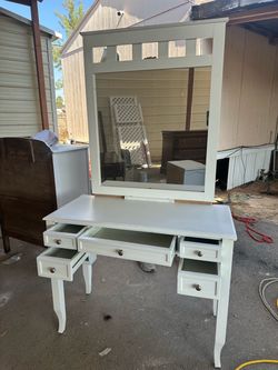 SUPER BEQUTIFUL VANITY DESK WITH MORROR