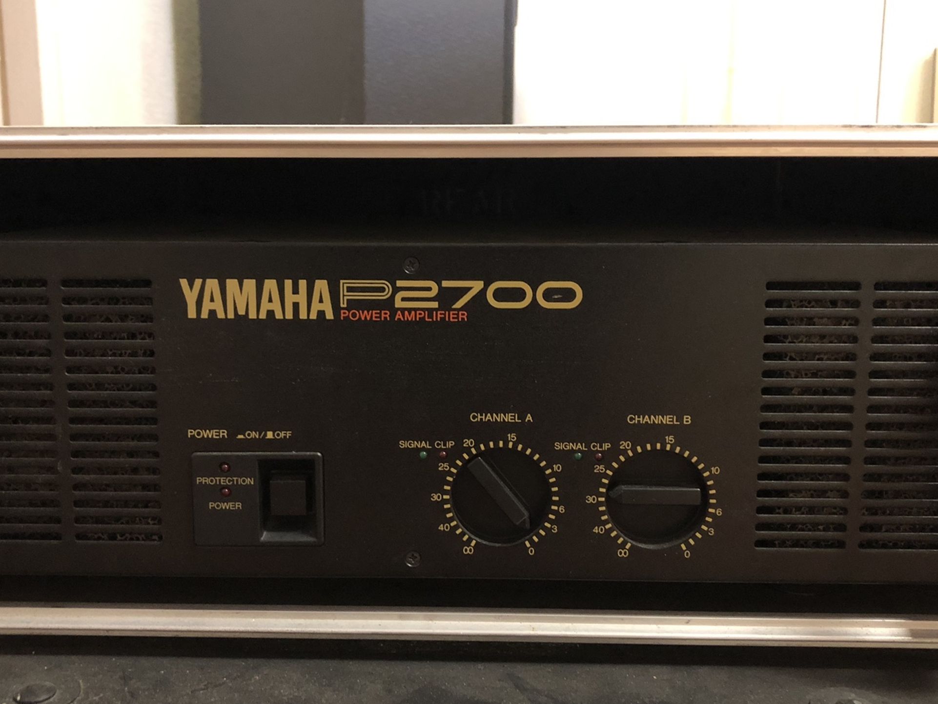 Yamaha P2700 Power Amp with Anvil Road Case on Wheels