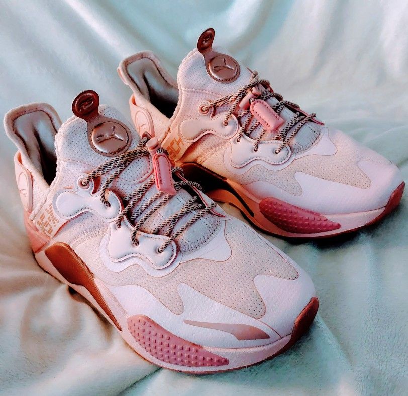 WOMEN'S PUMA SNEAKERS