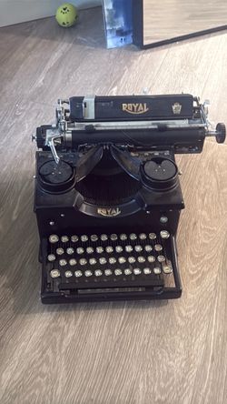 Vintage 1930s Typewriter