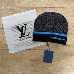 Black and blue beanie