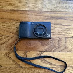 Ricoh GR II Digital (10MP CCD sensor) (Original Version)– Excellent Condition