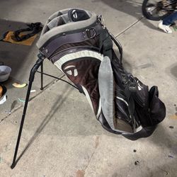 Used Taylor Made lightweight 7 divider, self standing with carrying strap golf bag