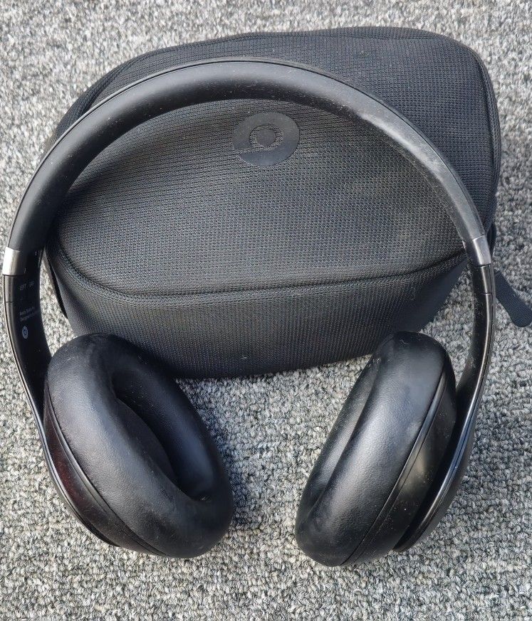 Beats Studio Pro - Wireless Noise Cancelling Over-the-Ear Headphones - Black W/case