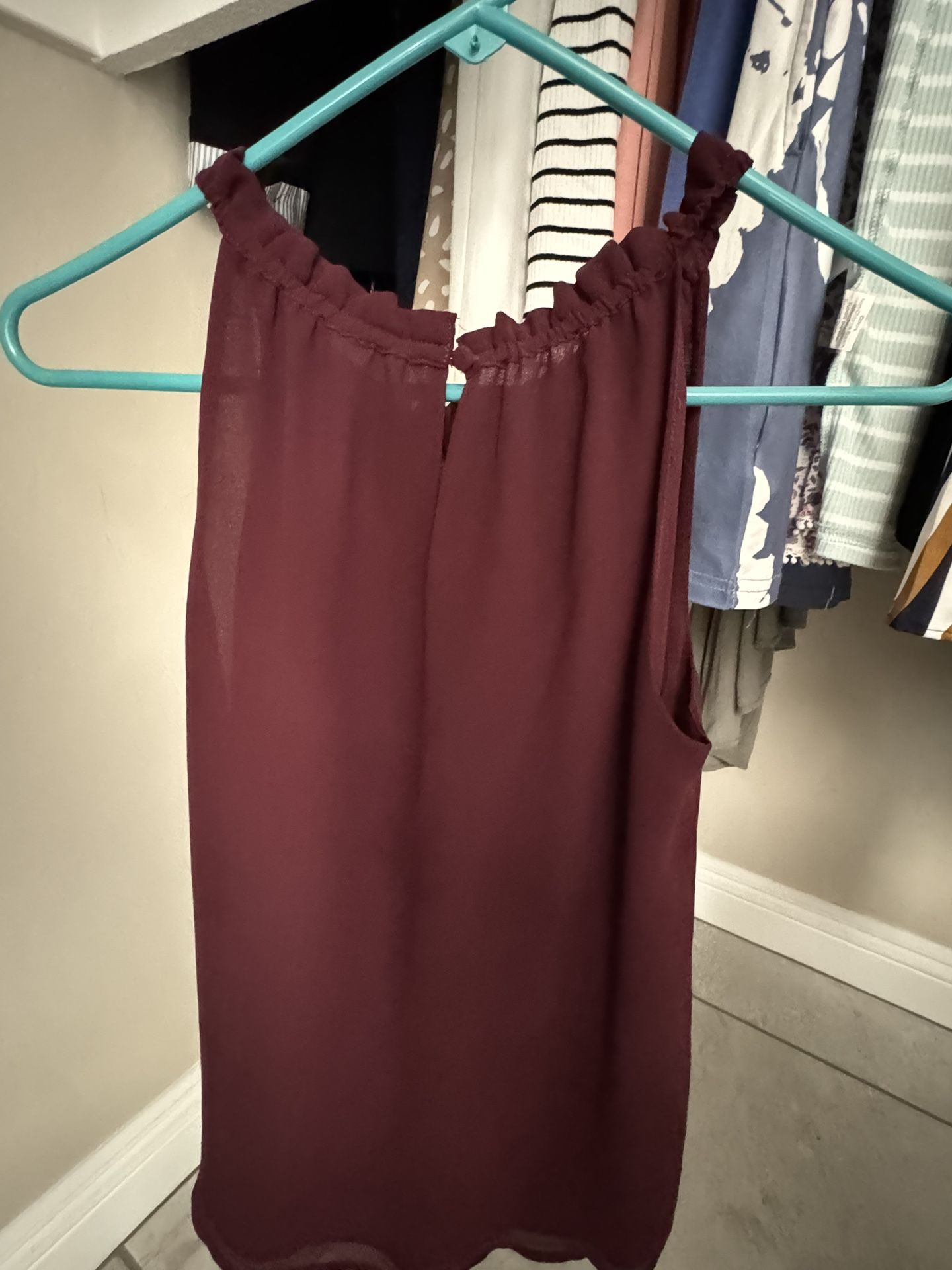 Daily Look Ruffle Neck Halter Tank Top - Small