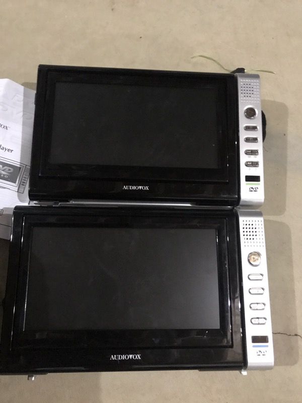 Twin 9" DVD player of with remote and carrying case