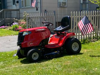 Troy-Bilt Bronco auto-pedal drive Lawn Tractor, 42” cut, 15hp Kohler Command, mint.