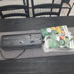FoodSaver Vacuum Sealer + Bags (Great Condition)