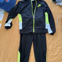 Boys Nike suit size 6-7