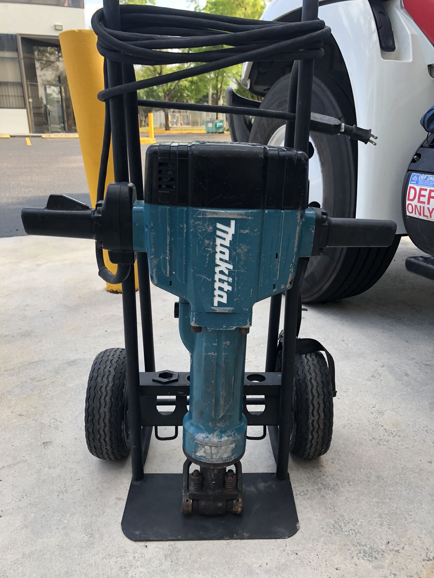 Makita HM1810 Demolition Hammer Jack Hammer for Sale in Doral, FL OfferUp