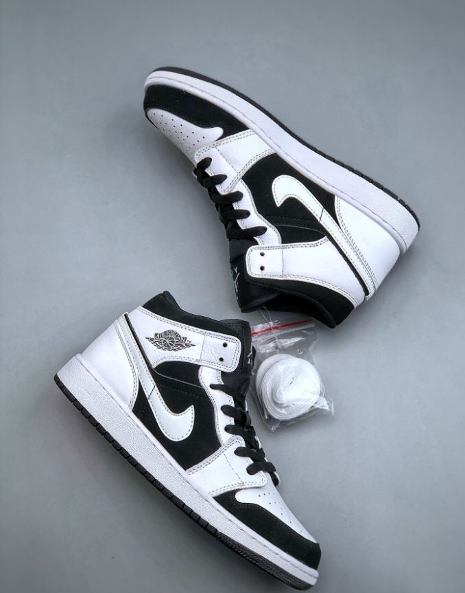Nike Air Jordan 1 Retro Mid Tuxedo Black White 554724 113 EU40 Nike Air Jordan 1 Retro Mid Tuxedo Black White 554724 113 EU40