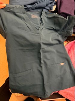Figs women’s scrubs set in Caribbean blue