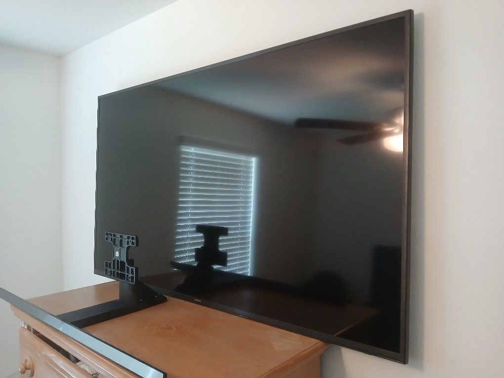 Samsung 60 Inch 4k TV W stand