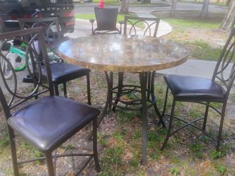 Barstool heights table and chairs excellent condition $65
