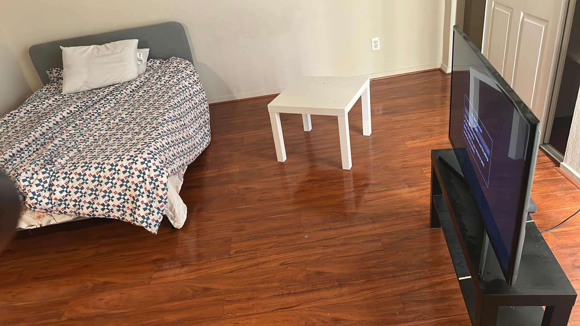 Bed /table/tv /tv Stand