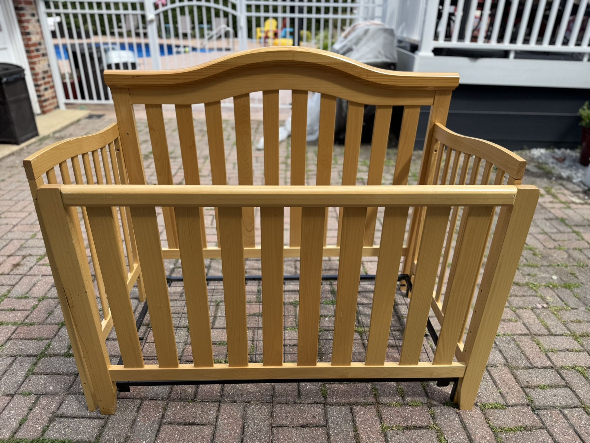 Light Wood Crib/Daybed Combo