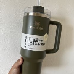 Stanley 40oz Stainless Steel H2.0 Flowstate Quencher Tumbler Peat Moss -  Hearth & Hand with Magnolia for Sale in Downey, CA - OfferUp
