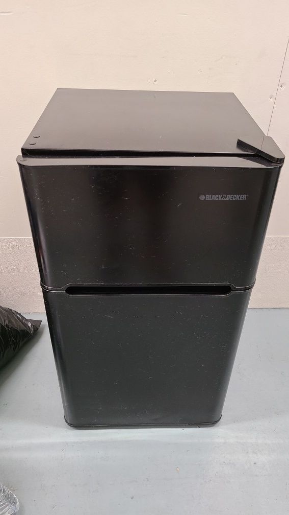 Black&Decker 3.2 Cu Ft Mini Fridge Freezer 2-door Compact Refrigerator Black