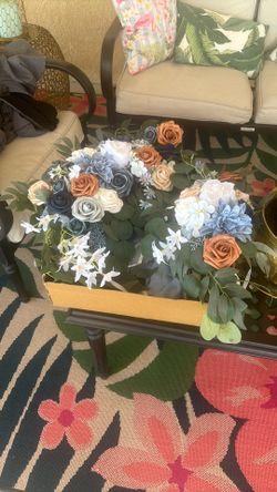 Flower Decor Arrangements With Withe And Blu Linens