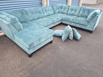 Free delivery nearby of sectional