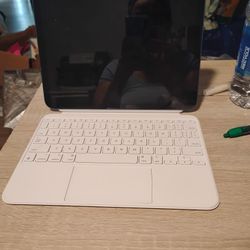 iPad blue With Magic Keyboard 