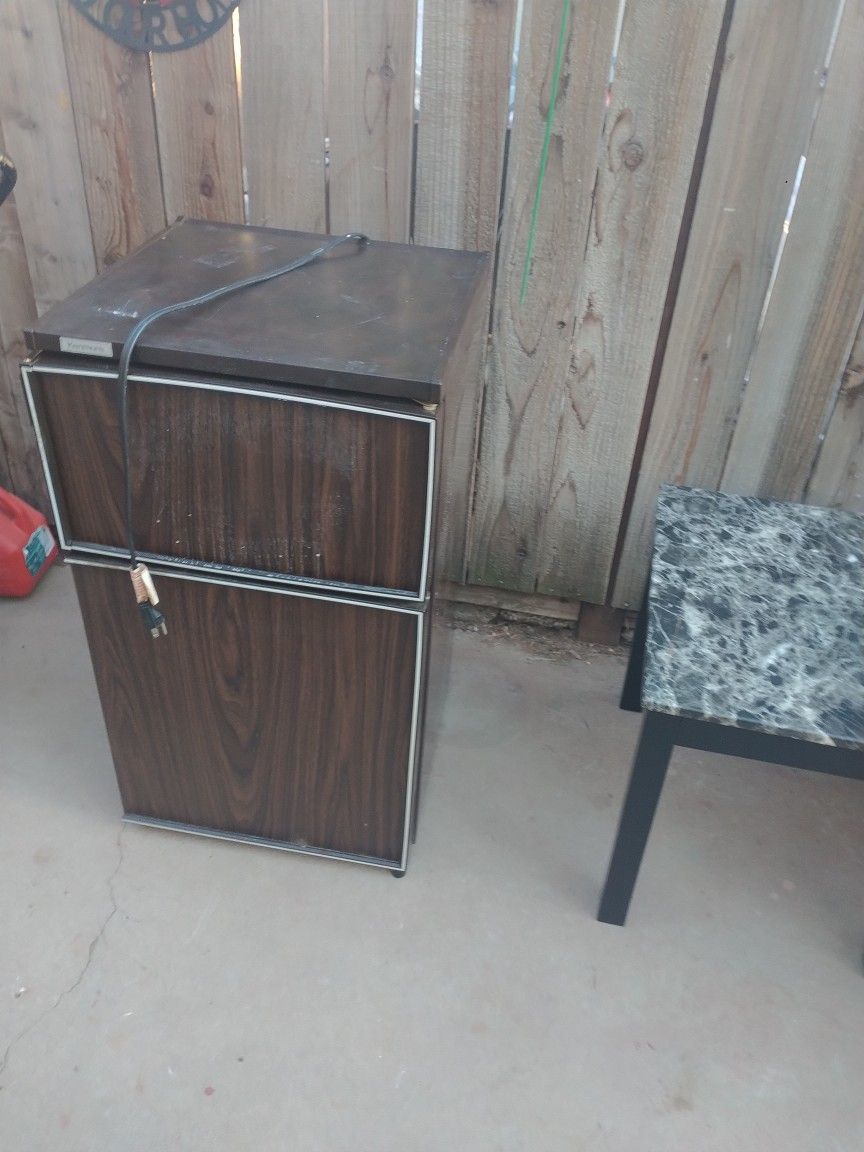 Small Refrigerator Works Perfectly for Sale in Modesto, CA OfferUp