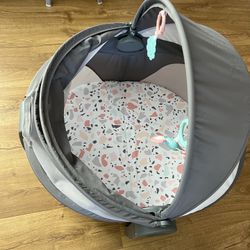 Fisher-Price Portable Bassinet On-The-Go Baby Dome, Travel Play Space with Developmental Newborn Toys