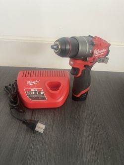 Milwaukee M12 FUEL 12V Lithium-Ion Brushless Cordless 1/2 in. Hammer Drill Kit with 1.5 Ah Battery And Charger