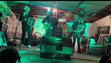 Grupo con tuba /Tololoche