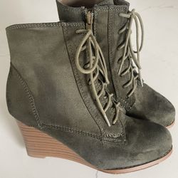 Like new! Women’s Lace up Boots/ Booties Size 6