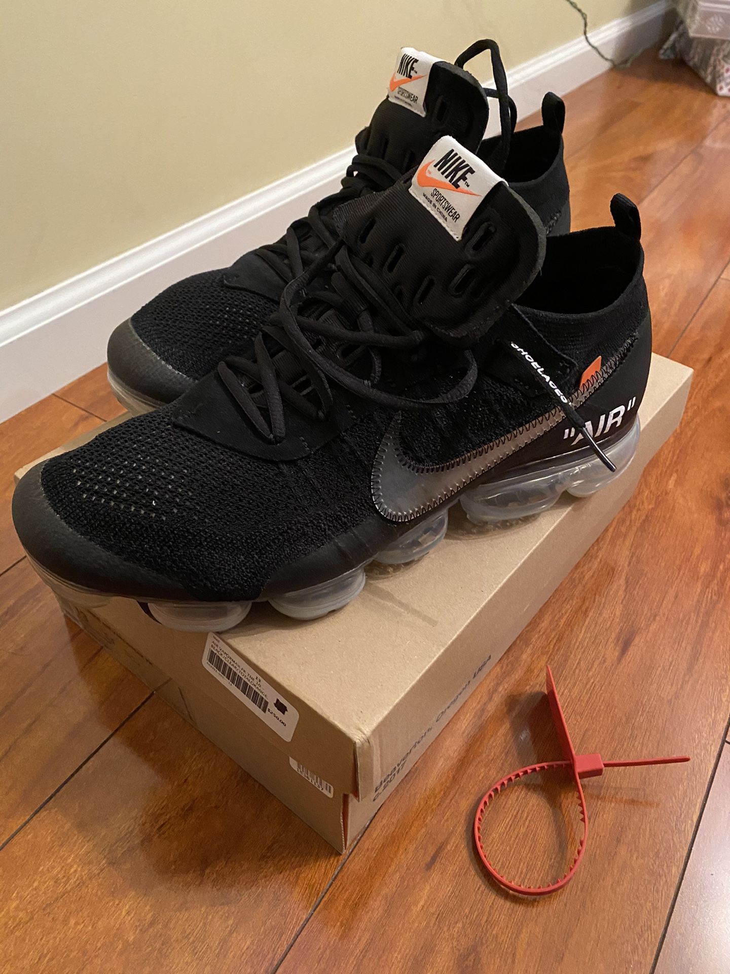 Air VaporMax Off-White Black (size 13)