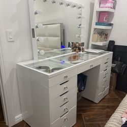 Women’s Vanity (white)