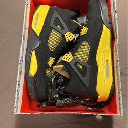 Soze 12 Jordan 4 Thunder 2012 … DS… NEEDS MIDSOLE REPLACEMENT 