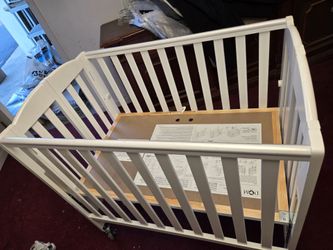 Portable Folding Rolling Mini Crib  GREAT Condition