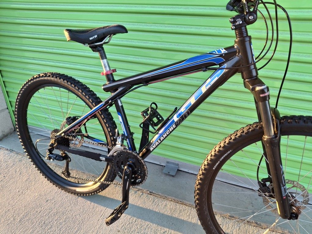 GT MOUNTAIN BIKE 21 SPEEDS TIRE 26 SIZE  M