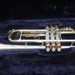 Conn Constellation 38B29  Trumpet WITH CASE  NO MOUNT PIECE. USED. TESTED. IN A GOOD WORKING ORDER.