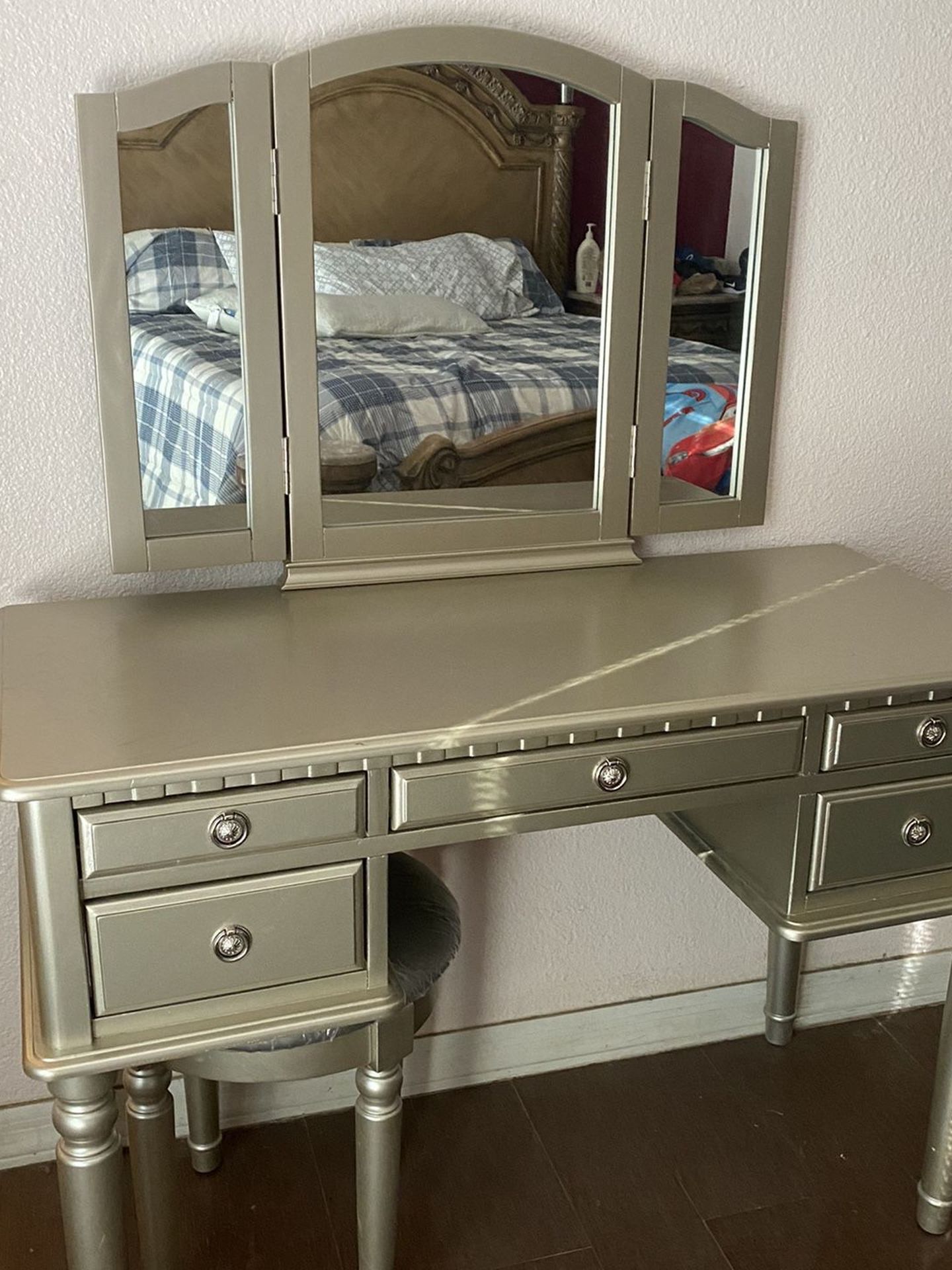 Vanity Set With Stool