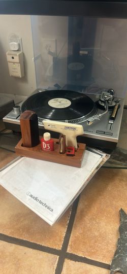 Audio-Technica AT-PL120 Turntable (Built-in Amp / Plug & Play) - Excellent