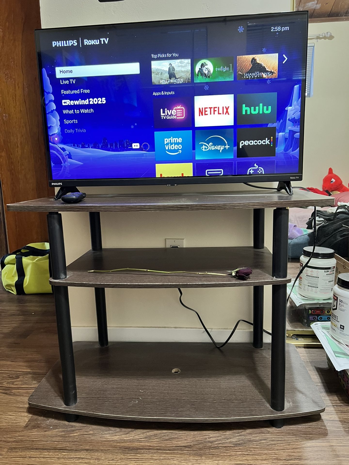32” Philips Roku TV w/stand