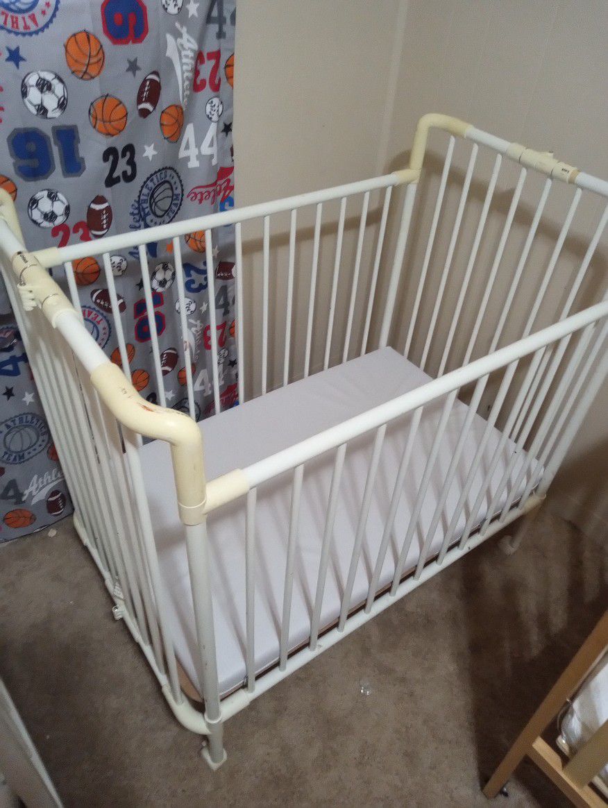Portable Crib With Mattress 