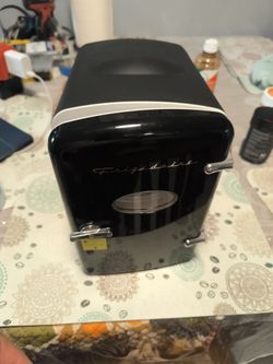 Frigidaire Retro Mini Fridge Black