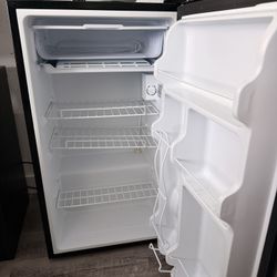 Midea Mini fridge.