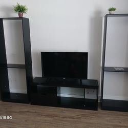 TCL 4k 43" TV W/Stand & 2 Bookshelves 