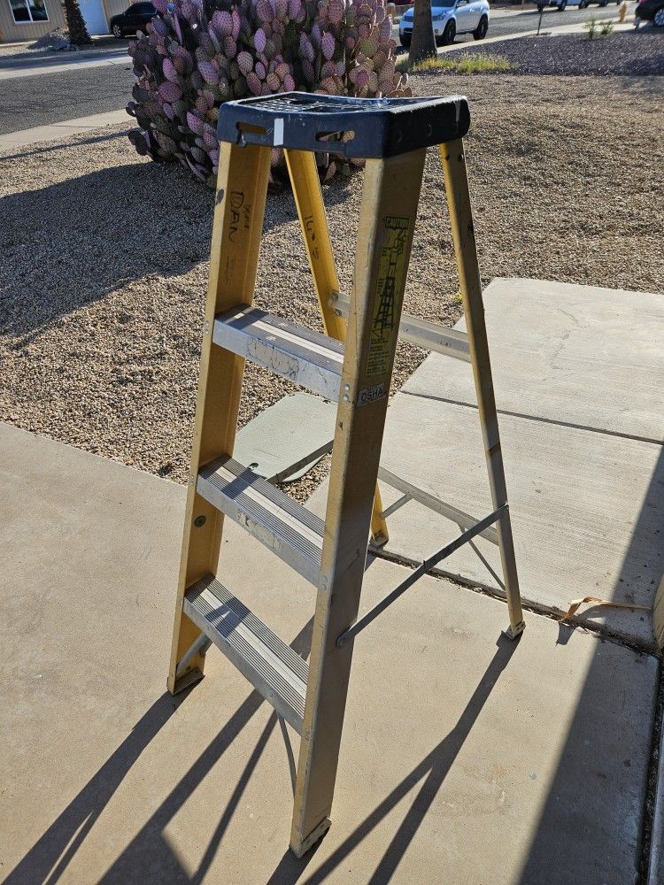 4' Fiberglass Ladder