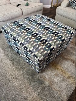Large Storage Ottoman + 6 Matching Pillows – Excellent Condition