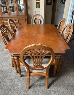 Elegant dining table and 7 chairs