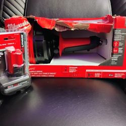 Milwaukee M12 TrapSnake 25’ Auger + M12 High Output XC5.0 Battery
