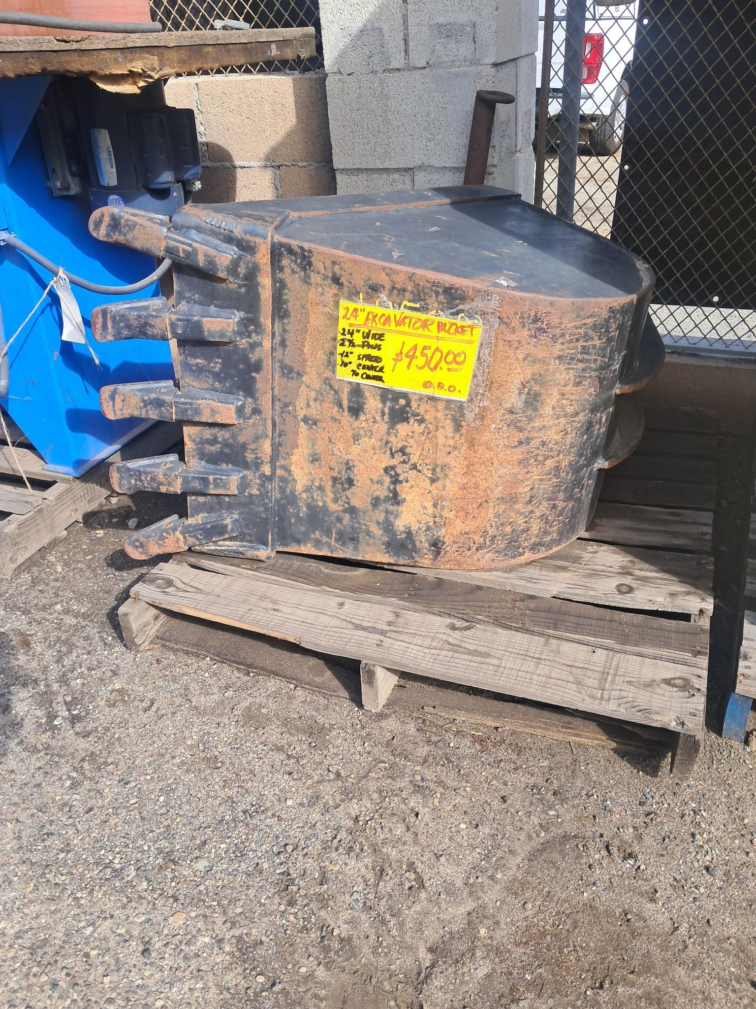 24” excavator bucket